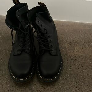 Dr. Martens leather never worn size 8. However I am a women 9 and they fit.
